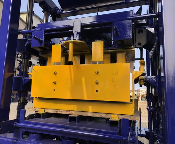 Germany Technology Low Price Qt4-24 Semi Automatic Block Brick Making Machine