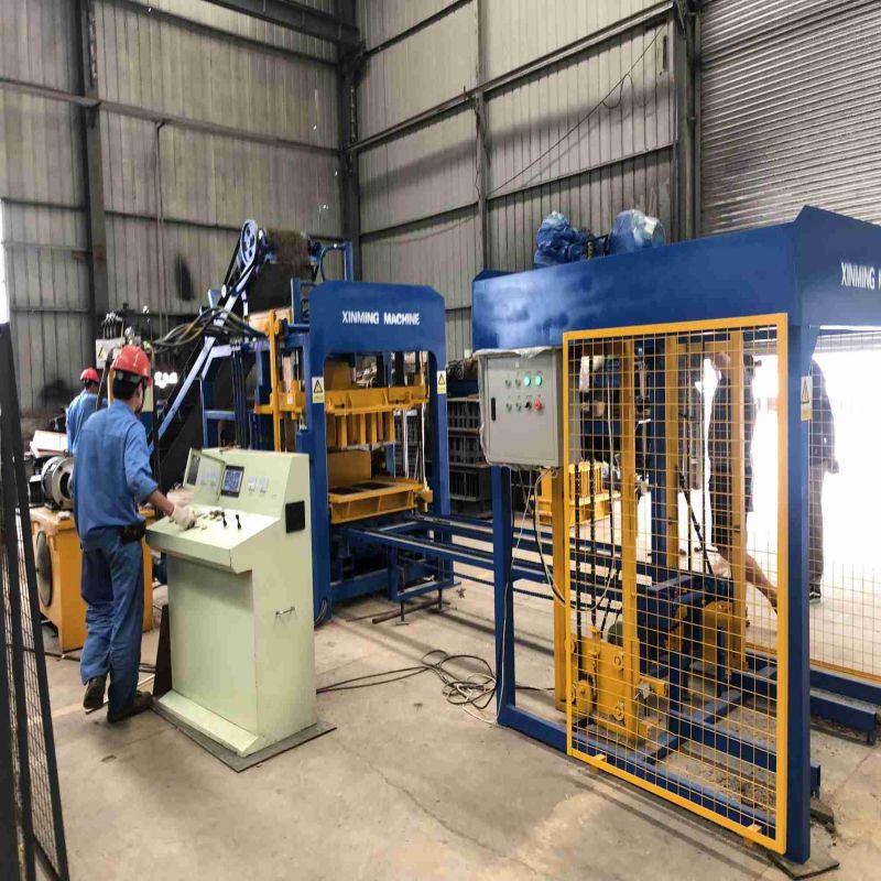 Automtaic concrete block machine production line with mixer and conveyor QT4-18 for upgrading factory image