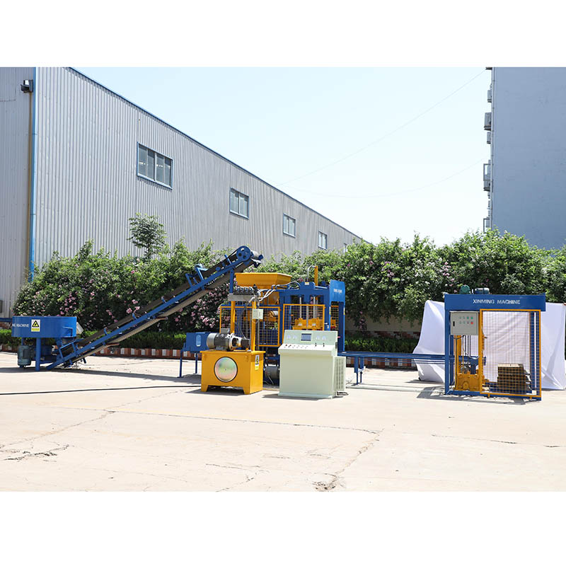 QT4-15 high quality hydraulically operated concrete block making machine image