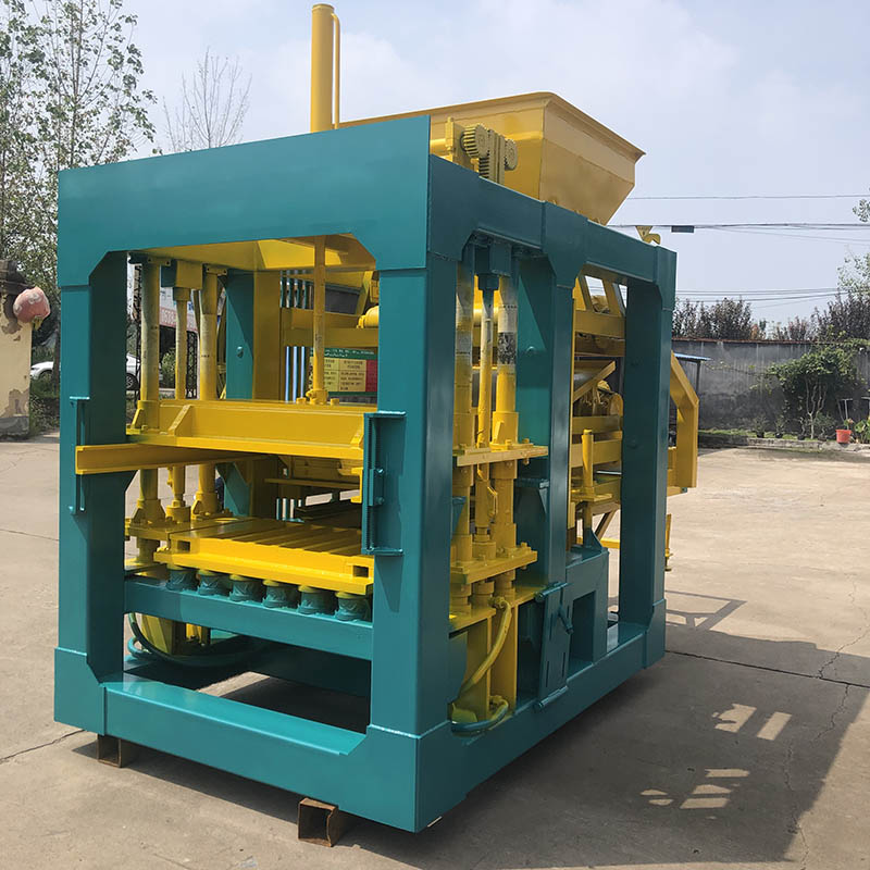 QT4-15 high quality hydraulically operated concrete block making machine image